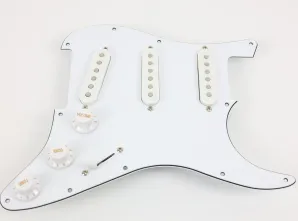 SSS Stratocaster set magneta sa elektronikom i pickguardom